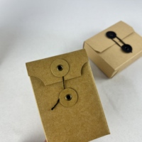 Boîte cadeau en carton kraft avec fermeture à bouton et cordon de serrage Finition élégante mate Avantage UV pour emballage de courrier de petite taille