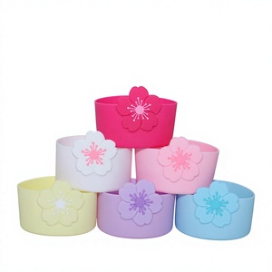 Nueva Base Protectora de Cuero PU con Forma de Corazón para Botella de Agua Stanley Cup, Aislante Térmico, Antideslizante, con Lazo y Diseño de Flor de Manzanilla - Product Image 1