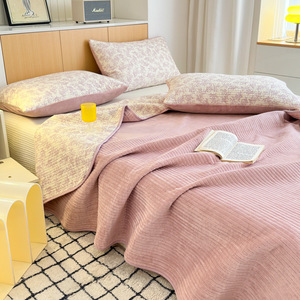 Juego de edredón de cama de doble cara de tres piezas moderno para todas las estaciones, algodón con estampado de plantas, forro de algodón amigable con el otoño - Product Image 1
