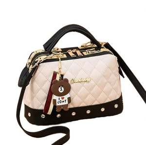 Colección Primavera Verano 2025 Bolso bandolera versátil y sofisticado en PU con cadena, lazo, plumas y letras - Product Image 1