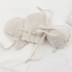 Petites pochettes en velours rose, violet et gris avec cordon de serrage pour bijoux et accessoires - Product Image 5