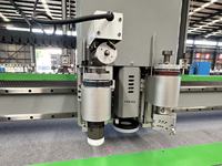 Machine de découpe numérique à grande vitesse SUDA SD RVV, taille de travail standard de 2500 x 1600 mm, adopte une table d'adsorption sous vide roulante