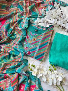 คอลเลคชั่นใหม่ ผ้ามัสลินเนื้อหนา งานฝีมือ ชุดคุर्ติ 3 ชิ้น พร้อมกางเกงและผ้าคลุมไหล่ สำหรับใส่ในชีวิตประจำวัน ส่งออกจากอินเดีย - Product Image 6