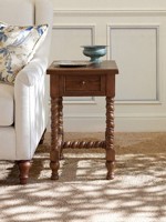 Table basse rectangulaire en bois massif sculpté de style français vintage, ambiance sophistiquée et haut de gamme inspirée du style campagnard américain pour salon