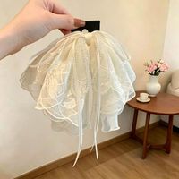 Pince à cheveux de luxe légère faite à la main, avec nœud en dentelle brodée en tissu de haute qualité, plaque en cristal et pince requin pour queue de cheval