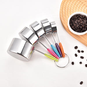 Ensemble de tasses et cuillères à mesurer en acier inoxydable avec poignées colorées pour la pâtisserie, le café et l'utilisation en cuisine - Product Image 1