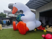 Oie géante gonflable blanche tenant la Terre, modèle de canard gonflable personnalisé pour la publicité et la décoration d'événements et de centres commerciaux