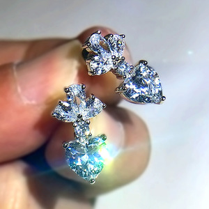 Orecchini Pendenti a Cuore con Zirconia Cubica, Eleganti e Raffinati Ornamenti per le Orecchie da Donna - Product Image 3