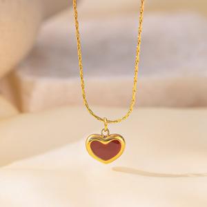 Semplice collana con pendente a cuore in stile francese per donna, realizzata in acciaio inossidabile e smalto, a forma di cuore. - Product Image 3