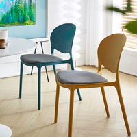 Chaises de salle à manger empilables modernes en polypropylène bon marché avec dossier en PP pour cafés, bistros et hôtels