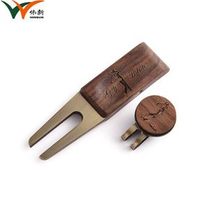Accessoires de golf écologiques avec logo gravé, marqueur de balle en bois, ensemble d'outils de réparation de divots - Product Image 2