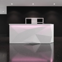 Ensemble de comptoir de bar en forme de diamant en matériau de surface solide moderne de haute qualité entièrement personnalisé avec évier intégré pour hôtel