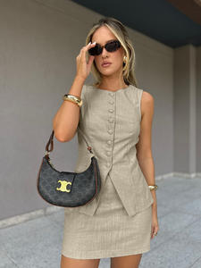 Set Personalizzato OEM Gilet e Gonna in <span class=keywords><strong>Lino</strong></span> Primavera 2026 per <span class=keywords><strong>Donna</strong></span> |   Gilet corto con bottoni e minigonna abbinata, <span class=keywords><strong>completo</strong></span> da <span class=keywords><strong>donna</strong></span> in due pezzi - Product Image 4