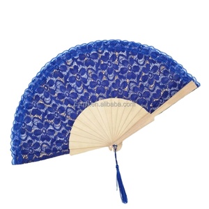 Abanico de encaje blanco con varillas de madera para bodas y fiestas - Product Image 4