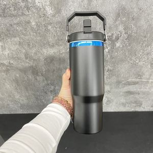 Vaso Térmico de Acero Inoxidable de 30 oz con Logotipo Personalizado, Recubrimiento Azul, Pajita Abatible y Asa, para Bebidas Frías, Apto para Grabado Láser - Product Image 4