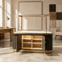 Comptoir de présentation de bijoux sur mesure en gros avec base métallique, vitrine en verre et éclairage LED