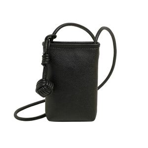 Funda de teléfono de PU a la moda, funda de teléfono europea y americana, bolsa de teléfono cruzada con bola tejida, adecuada para niñas - Product Image 5