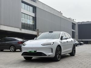 AITO M5 Extended-Range Ultra SUV 4x4 Usato 2025 Bianco su Sfondo Albicocca - Product Image 2