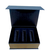 Boîte en carton recyclé sur mesure avec insert en mousse rigide, doublure en éponge, laminage mat, fermeture magnétique pour l'emballage de vêtements et de chaussures