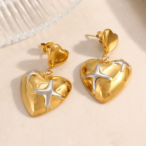 Pendientes de botón en forma de corazón chapados en oro con detalle de cruz plateada para regalo del Día de San Valentín - Product Image 4