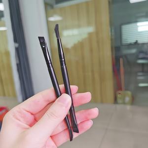 Pinceaux de maquillage pour sourcils en poils synthétiques doux à double extrémité Professional Custom LOGO Angled Silicone Mascara Wand Eyebrow Brush - Product Image 4