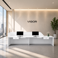Bureau d'accueil moderne blanc brillant, structure démontable, bande LED bleue, double niveau, pente incurvée pour bureau d'entreprise, OEM personnalisé