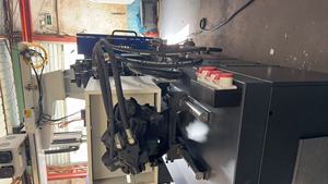 Casi nuevo Pet Abs Pp Máquina de moldeo por inyección horizontal automática Máquina de moldeo de tapas Inyección de preformas - Product Image 3