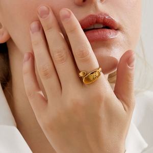 แหวนสแตนเลสสตีลชุบทอง 14k 18k ดีไซน์กันน้ำ ไม่ก่อให้เกิดอาการแพ้ ไม่หมอง แหวนหมั้นทรงก้อนทองสำหรับผู้หญิง - Product Image 5