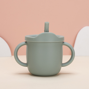 Gobelet d'apprentissage en silicone avec bec souple et poignées pour bébés et tout-petits de 6 à 12 mois - Product Image 4