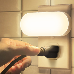ZHILAI Mini Lámpara Nocturna LED Blanca Cálida Moderna, Brillo Regulable, Ahorro de Energía, Sensor de Luz, Enchufe de Pared, para Dormitorio, Habitación Infantil, Baño - Product Image 1