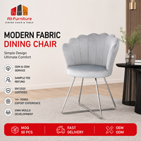 Fauteuil rembourré en velours, chaise de salle à manger moderne avec dossier sculpté, métal argenté poli pour usage résidentiel et commercial