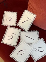 Invitations de mariage personnalisées inspirées du style vintage avec détails en dentelle faits à la main, en papier, avec impression offset, et cartes « Save the Date ».
