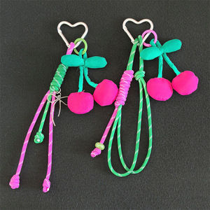 Porte-clés de voiture rose 3D, pendentif cerise verte, ornement de simulation de cerise, breloque fruitée exquise et élégante pour femme - Product Image 1