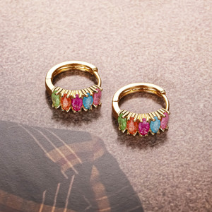 Joyería CM <span class=keywords><strong>de</strong></span> Moda Aretes Tipo Huggie <span class=keywords><strong>de</strong></span> Latón con Zirconia Bañados en Oro <span class=keywords><strong>de</strong></span> 18K, Aretes <span class=keywords><strong>de</strong></span> Aro Pequeños y Elegantes <span class=keywords><strong>de</strong></span> Oro Laminado con Piedra <span class=keywords><strong>de</strong></span> Color - Product Image 3