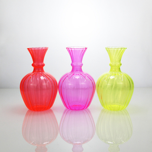 Set di Vasi in Vetro Colorato Scanalato, Vasi Decorativi con Bordo Ondulato e Forma Bombata per un Arredamento Vivace - Product Image 2