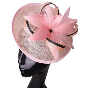 Fascinator de mariée haut de gamme en sinamay et dentelle, orné de plumes, voile et broche florale, pour Tea Party, Kentucky Derby, Église - Product Image 4
