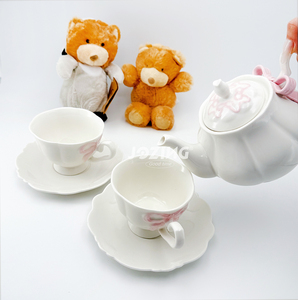 <span class=keywords><strong>Set</strong></span> da Tè in Ceramica con Teiera da 500 ml e <span class=keywords><strong>Due</strong></span> Tazze da 250 ml con Piattino, Design Carino con Fiocco, Prezzo all'Ingrosso - Product Image 6