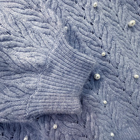 Pull court en maille à col ras du cou et épaules tombantes, avec motif feuille bleu poussière, motif ajouré, perles et détails en cordon, pour marques privées