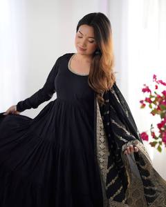 Dernier modèle de robe Anarkali en tissu Chanderi Romansilk pour femmes, robe longue évasée tendance, tenue traditionnelle indienne - Product Image 4