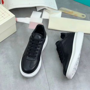 Alexander Mc.Sneakers de Plataforma Baja de Cuero Negro con Suela Blanca y Cordones, Calzado Casual para Mujer - Product Image 1