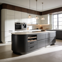 Meuble de cuisine sur mesure en bois massif avec fours doubles intégrés, comptoirs en marbre et tiroirs à fermeture amortie