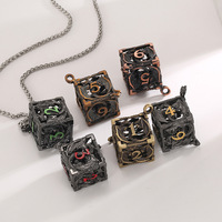 Creusé Dragon Motif D6 Dés Pendentif Collier-Thème Bijoux Qui Peut Lancer Mini Dés En Métal DND/MTG Joueur Cadeau