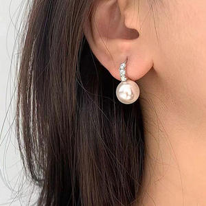 Boucles d'oreilles pendantes en or blanc E3778 avec perle d'imitation et diamants ronds taille brillant pour femme, style classique de mariage - Product Image 6