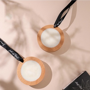 En stock : Parfum de voiture suspendu en cire de soja, parfum boisé, senteur gardénia, avec ruban - Product Image 5