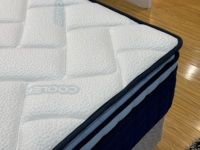 Matelas de luxe Queen King en tissu soie glacée bleu foncé, mousse à mémoire de forme compressée de 35 cm, matelas à ressorts ensachés en tissu rafraîchissant de 14 pouces