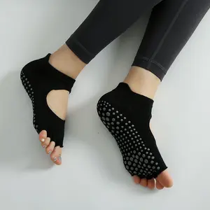 Kaus Kaki Desain Baru Kustom Profesional Kaus Kaki Setengah Jari Katun Yoga Antiselip untuk Trampolin Pilates Olahraga