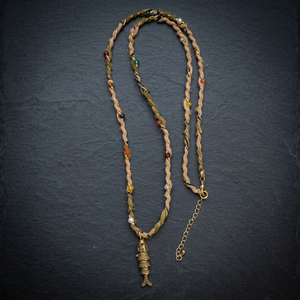 Collier en cordon de soie torsadé beige et vert olive fait main Sstringz avec accents de perles multicolores en forme de poisson doré antique, style bohème et côtier - Product Image 6