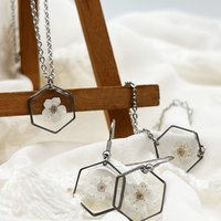 Parure de bijoux en résine de fleur de prunier pressée véritable, chaîne en acier inoxydable, pendentif hexagonal fleur séchée, collier, boucles d'oreilles et bracelet