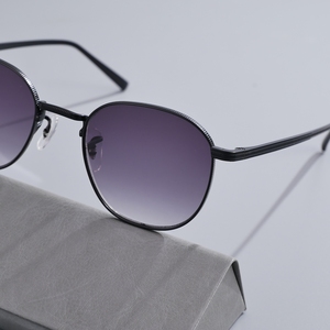 Lunettes de soleil tendance avec monture carrée ronde en titane pour hommes et femmes, verres colorés UV400, style vintage, logo personnalisé, vente en gros OEM - Product Image 3