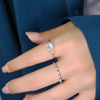 Anillo Abierto de Diseño Pequeño con Moissanita de Corte Princesa y Engaste de Garra, de Moda y Tendencia, para Compromiso y Boda de Jóvenes